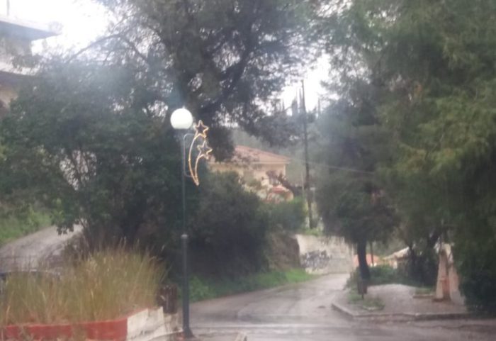 Αναμμένος ο φωτεινός διάκοσμος στο Αγρίνιο μέρα -νύχτα (φωτο)