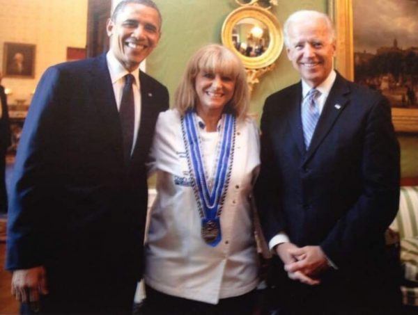 Η Ναυπάκτια σεφ που μαγείρεψε για Μπάϊντεν και Ομπάμα – Έχει γειτόνισσα τη Lady Gaga