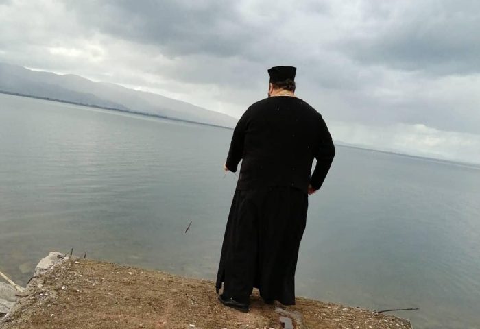 Ιερέας αγιάζει μόνος του τα νερά της λίμνης Τριχωνίδας