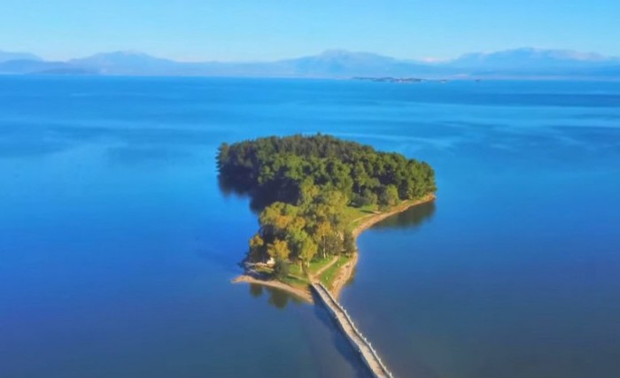 Κουκουμίτσα, το πευκόφυτο νησάκι της Βόνιτσας (video)