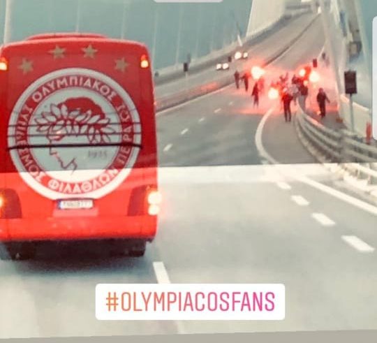 Η αποστολή του Ολυμπιακού έφθασε στο Αγρίνιο-Οπαδοί του Ολυμπιακού υποδέχτηκαν την αποστολή με καπνογόνα και συνθήματα.
