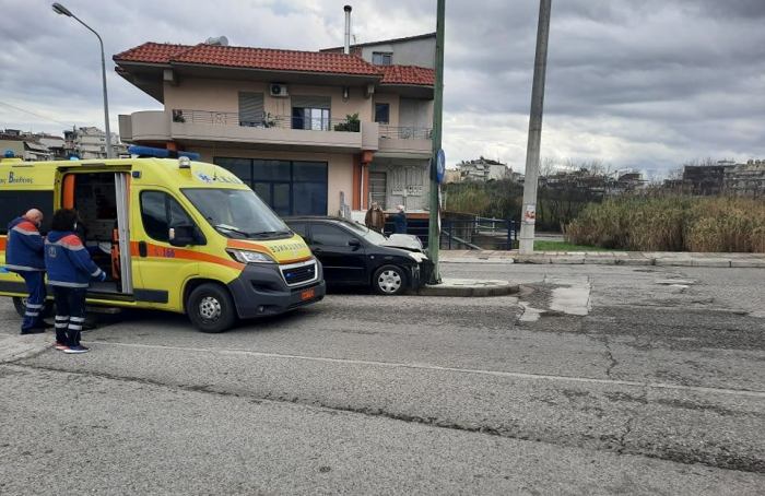 Αγρίνιο: Οδηγός καρφώθηκε στα φανάρια μπροστά από το 6ο Δημοτικό