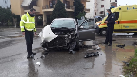 Αγρίνιο:Σοβαρό τροχαίο με τραυματισμό στην Πανεπιστημίου και Έλλης Λαμπέτη(φωτο)