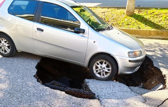 Αγρίνιο: Απίστευτο-άσφαλτος «κατάπιε» ιχ στην Μαρίνου Αντύπα (φωτο)