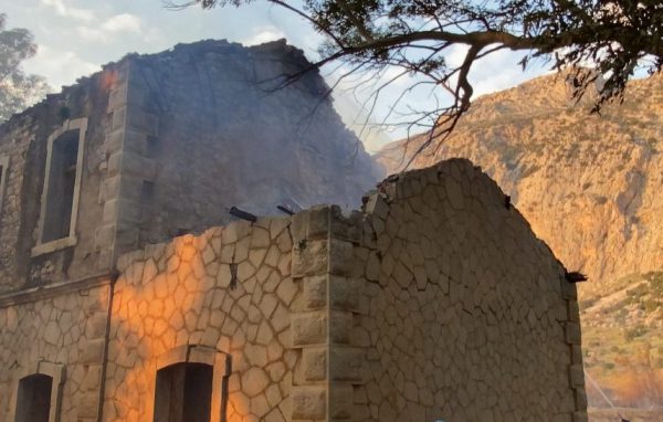 Ναυπακτία – Κρυονέρι: Κάηκε η σκεπή από τον παλιό σταθμό του ΟΣΕ (video)