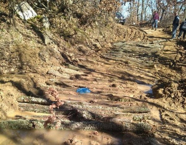 Με κορμούς δέντρων έφτιαξαν πρόσβαση οι κάτοικοι του Κερασόβου