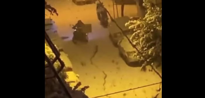 Ο delivery που πάλεψε με το χιόνι: το viral βίντεο που προκάλεσε οργή