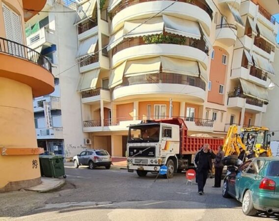 Κλειστή η οδός Κέντρου στη διασταύρωση με την Ευαγγελιστρίας στο Αγρίνιο
