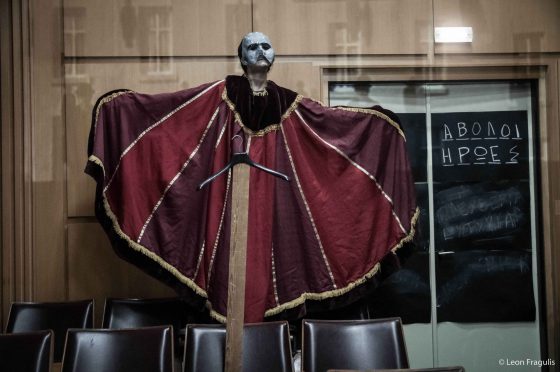 Το Δη.Πε.Θε. Αγρινίου συνεχίζει τις διαδικτυακές προβολές με την παράσταση με τίτλο «ΑΒΟΛΟΙ ΗΡΩΕΣ»