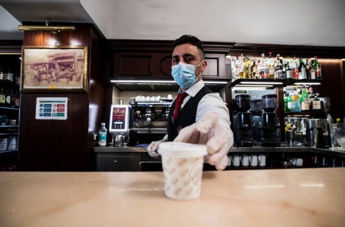 Νέα μέτρα και τσουχτερά πρόστιμα από σήμερα για εστίαση και take away