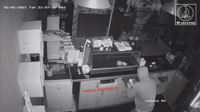 Αμφιλοχία: Η κάμερα «συνέλαβε» τους διαρρήκτες (video)