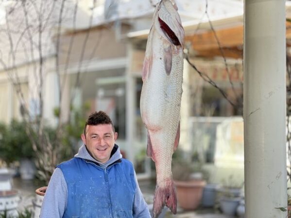 Αμφιλοχία: Έβγαλε στη λοταρία λαβράκι 6 κιλών