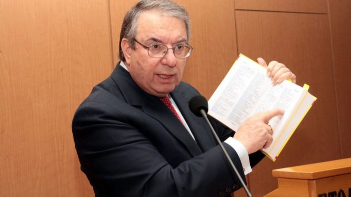 Υπόθεση Λιγνάδη: Ζητούν παραίτηση Μπαμπινιώτη από τη Φιλεκπαιδευτική Εταιρεία