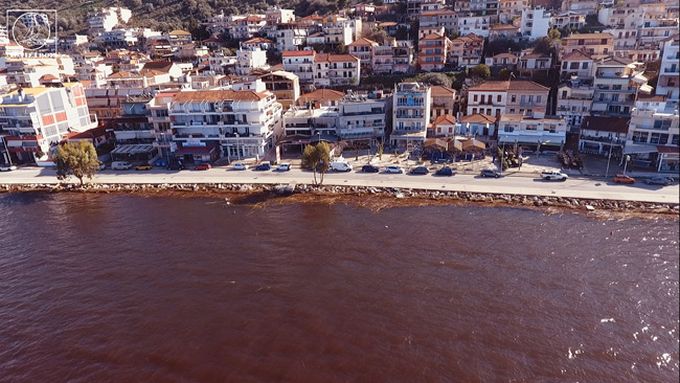 Αμφιλοχία: Τα καφέ νερά της θάλασσας και τα φερτά υλικά μετά την κακοκαιρία