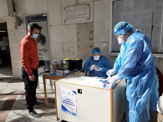 Rapid Tests για τον Covid-19 στην είσοδο του Δημαρχείου Αγρινίου