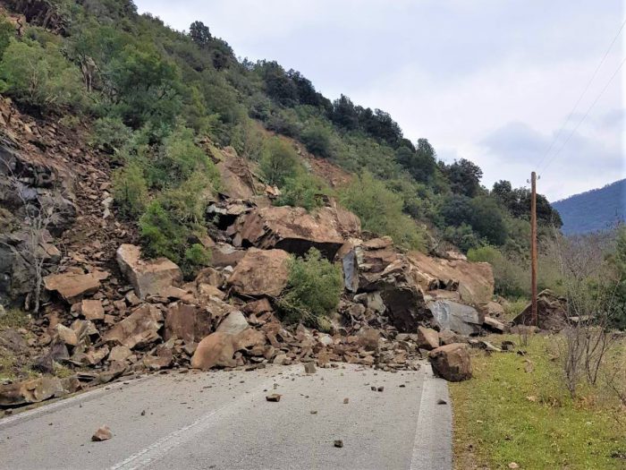 Αδύνατη η πρόσβαση προς Κερασέα Αγρινίου λόγω πτώσης βράχου