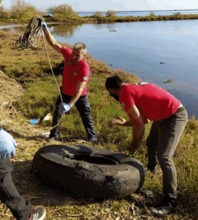 Μεσολόγγι: Η ΕΟΕΔ ανέλκυσε ελαστικά από την λιμνοθάλασσα της Κλείσοβας