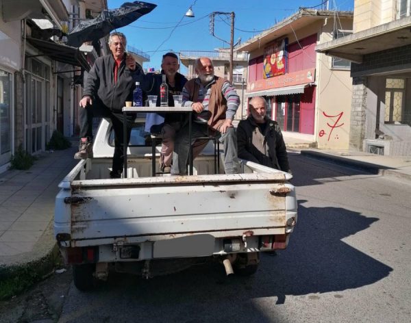 Πανελλήνιο ενδιαφέρον για τους Παναιτωλίωτες που έπιναν καφέ σε καρότσα αγροτικού