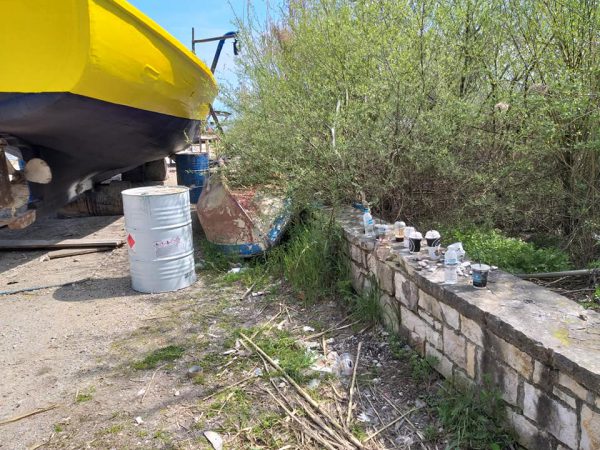 “Σκουπιδότοπος” τα Αμπάρια Παναιτωλίου μετά από εργασίες σε καΐκι