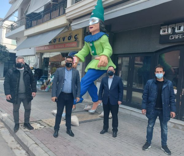 Τοποθέτηση καρναβαλικών μπαστάκων στους δήμους Αγρινίου και Μεσολογγίου