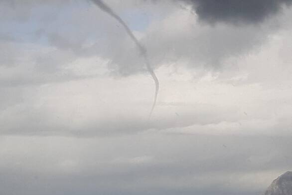 Πάτρα : Εντυπωσιακός υδροστρόβιλος – Ζημιές από τον αέρα (video)