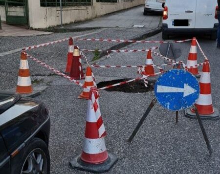 Αγρίνιο-Προσοχή: Τρύπα λόγω καθίζησης στην οδό Φιλελλήνων