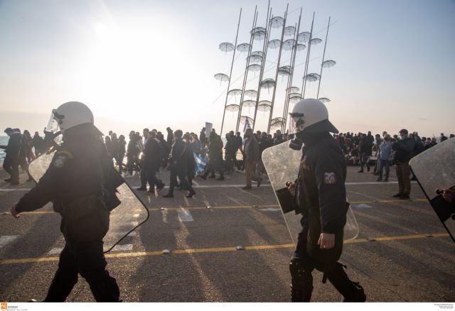 Γυναίκα έμεινε γυμνόστηθη σε ένδειξη διαμαρτυρίας για το lockdown