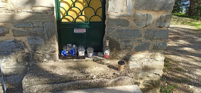 Καμαρούλα Αγρινίου: Σκουπίδια – πάσης φύσεως – έχουν κατακλύσει το εκκλησάκι της Αγίας Μαρίνας