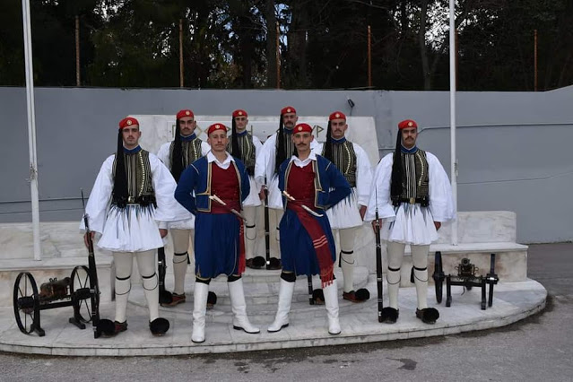 Ο Εύζωνας από την Άνω Κανδήλα