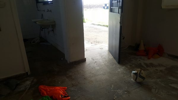 Βανδάλισαν τα αποδυτήρια του γηπέδου Καλυβίων