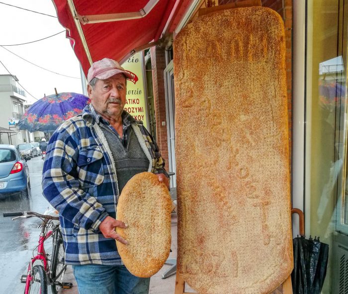 Βόνιτσα: Λαγάνα γίγας, παραδοσιακή και λαχταριστή!