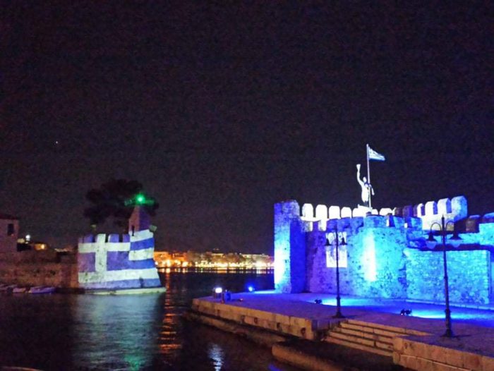 Φωταγώγηση στα χρώματα της γαλανόλευκης του ενετικού κάστρου στο λιμάνι της Ναυπάκτου