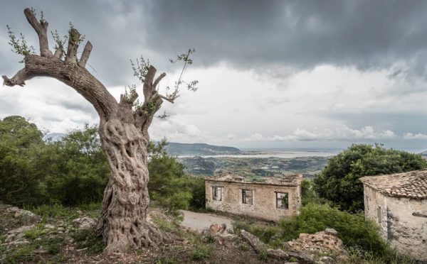 Ένα ατμοσφαιρικό χωριό-φάντασμα στην Αιτωλοακαρνανία