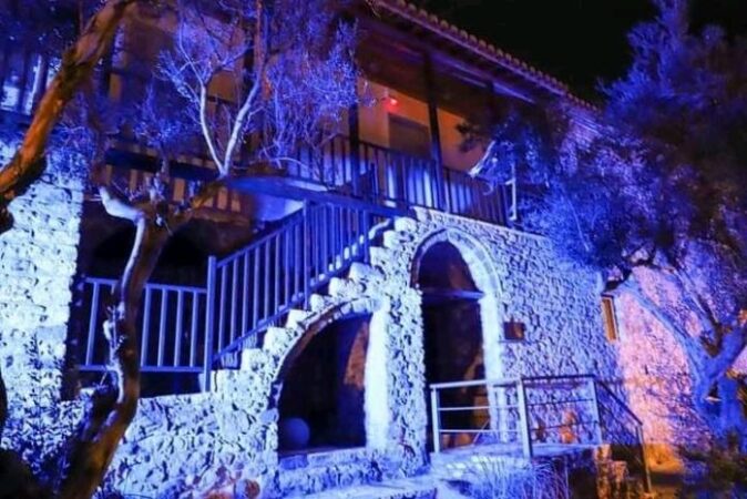 Το σπίτι των Τζαβελλαίων στη Ναύπακτο “λουσμένο” Ελλάδα