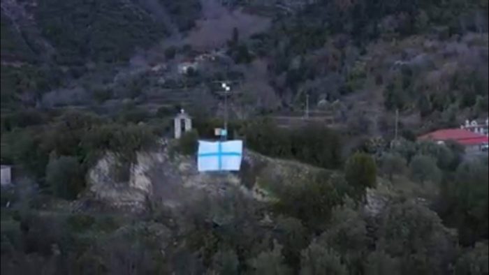 Ραγίζει καρδιές ο πάτερ της Χούνης Αγρινίου-Ύψωσε σημαία και τραγουδά