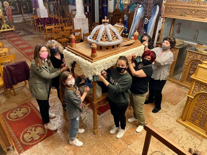 Μυρτιά : Με αγάπη, πίστη αλλά και μέτρα προφύλαξης για τον Κορωνοϊό, στολίζουν τον Επιτάφιο