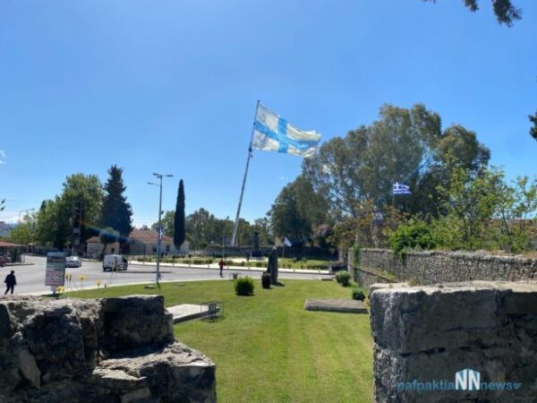 Μεσολόγγι: Μια γιγάντια Ελληνική σημαία υψώθηκε στην είσοδο της πόλης