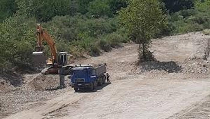 Συνελήφθη για παράνομη αμμοληψία από την κοίτη του ποταμού Αχελώου