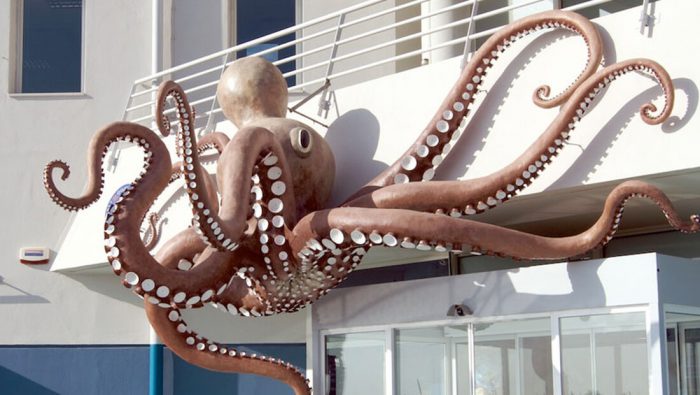 Που βρίσκεται το μεγαλύτερο ενυδρείο ολόκληρης της Μεσογείου;