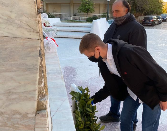 Κατάθεση στεφάνου από την ΟΒ Αγρινίου του ΜέΡΑ25 στο μνημείο των 120 στο Αγρίνιο
