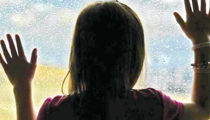 Συγκλονίζει το Αγρίνιο και το Θέρμο το δράμα της ανήλικης που έχασε τους γονείς της!