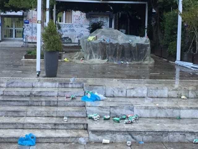 Αγρίνιο: «Χωματερή» η πλατεία Δημάδη!   (ΦΩΤΟ)