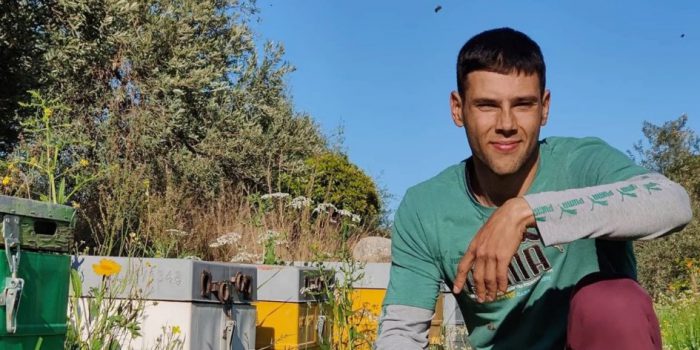 O 26χρονος Χάρης από το Αγρίνιο ο πιο viral μελισσοκόμος του TikTok