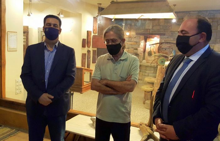 Εγκαινιάστηκε η έκθεση του Αγρινιώτη Εικαστικού και Σκηνογράφου Θ. Βαλαώρα με θέμα : … που με βία μετράει τη γη