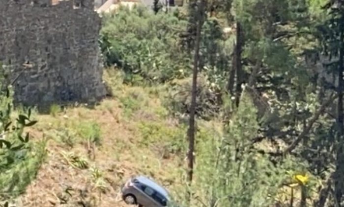 Ναύπακτος: Αυτοκίνητο “βούτηξε” στο γκρεμό
