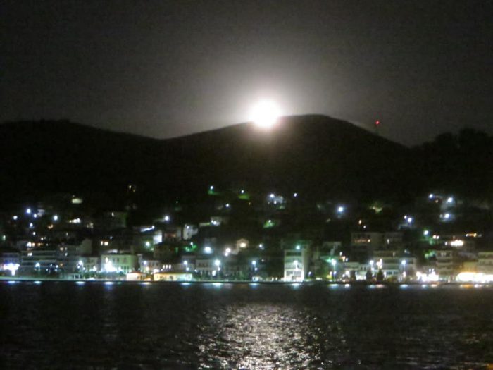 Αμφιλοχία: Μαγικές εικόνες από το τεράστιο ολόγιομο φεγγάρι