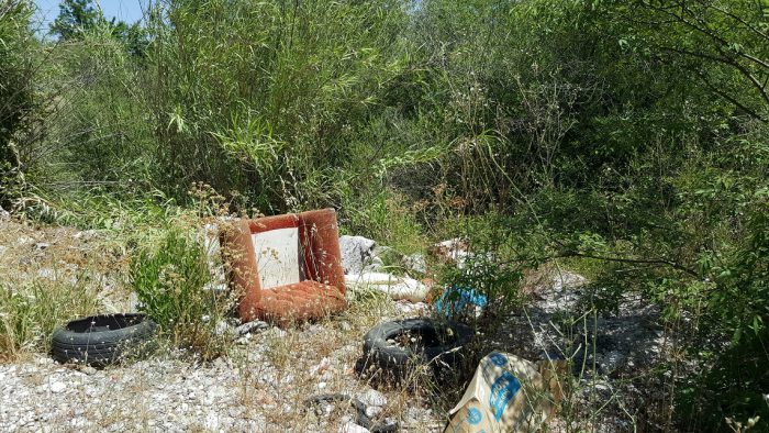 Γέμισε μπάζα δίπλα στον Αχελώο