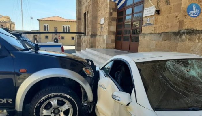 Υπαστυνόμος Κατέστρεψε Το Αυτοκίνητο Αστυνομικού Διευθυντή – Το Τράκαρε Και Βγήκε Με Βαριοπούλα!