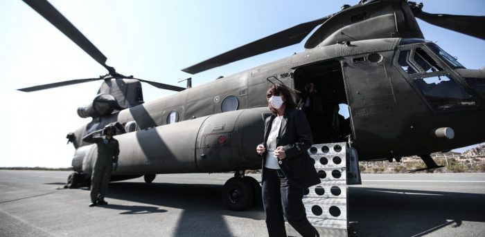 Στεφάνι στο μνημείο του Θερμιώτη πιλότου Ν. Σιαλμά από την Πρόεδρο της Δημοκρατίας στον Άη Στράτη την Κυριακή του Πάσχα