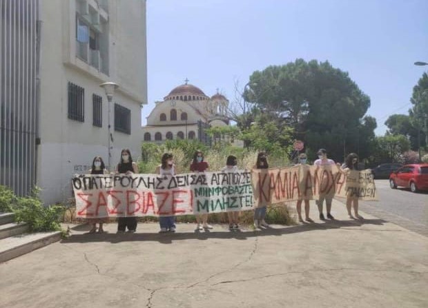 Αγρίνιο: Στον ανακριτή ο ιερέας-  πλήθος διαδηλωτών έξω από τα δικαστήρια